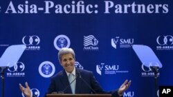 Menteri Luar Negeri AS John Kerry berpidato di Singapore Management University di Singapura (4/8). 