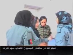 زنان پولیس هنگام تعلیمات نظامی