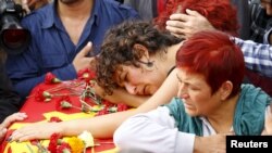 Des membres de la famille de Korkmaz Tedik, une victime de l'attentat,lors des funérailles à Ankara, Turquie, le 11 octobre 2015.