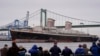 ARCHIVO - El SS United States es remolcado por el río Delaware entre Pensilvania y Nueva Jersey, desde Filadelfia, el 19 de febrero de 2025. 