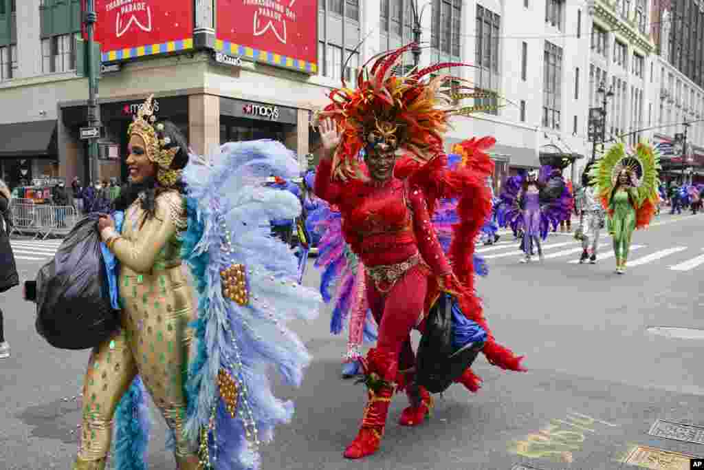 Performers walk off the set during a pre-taping of the Macy&#39;s Thanksgiving Day Parade in front of the flagship store in New York.