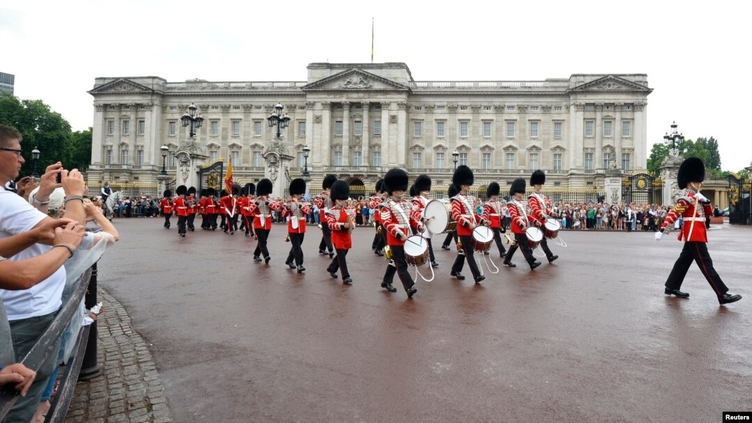 Proses pergantian penjaga di depan Istana Buckingham, London. (Foto: Ilustrasi)
