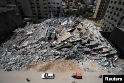 Gazze'de İsrail bombardımanında yıkılan apartman binasının enkazı