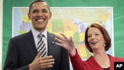 ປະທານາທິບໍດີໂອບາມາແຫ່ງສະຫະລັດ ແລະນາຍົກລັດຖະມົນຕີ Julia Gillard
ແຫ່ງອອສເຕຣເລຍ.
ວັນທີ 16 ພະຈິກ 2011.