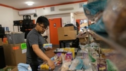 David Orellana di Community Help in Park Slope, sebuah dapur umum dengan nama CHiPS di New York. (AP/Jeenah Moon)