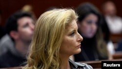 Summer Zervos, l'une des plaignantes, comparaît devant la Cour suprême de l'État de New York lors d'une audience en diffamation contre le président américain Donald Trump à Manhattan, New York, États-Unis, le 5 décembre 2017. 