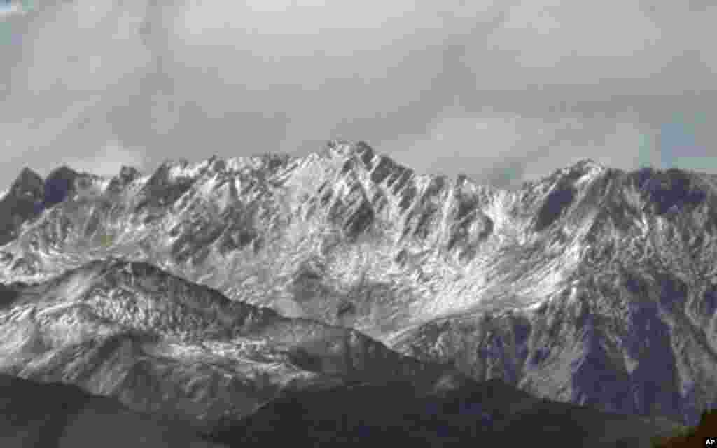 夹金山及其附近的高山