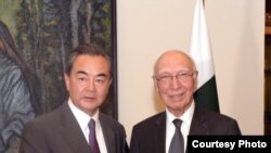 Menlu China Wang Yi bertemu dengan Penasihat Kebijakan Luar Negeri Menlu Pakistan Sartaja Aziz di Islamabad, 24 Juni 2017. (Photo courtesy: Pakistan Foreign Ministry)