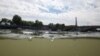 Vista general de la Torre Eiffel y el río Sena tomada desde el inicio del triatlón después de que se cancelara el entrenamiento en medio de preocupaciones sobre la calidad del agua, en París, el 28 de julio de 2024. 