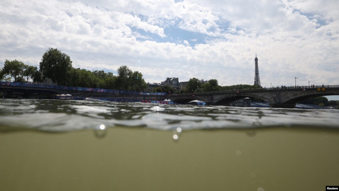 Vista general de la Torre Eiffel y el río Sena tomada desde el inicio del triatlón después de que se cancelara el entrenamiento en medio de preocupaciones sobre la calidad del agua, en París, el 28 de julio de 2024. 