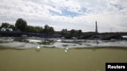 Vista general de la Torre Eiffel y el río Sena tomada desde el inicio del triatlón después de que se cancelara el entrenamiento en medio de preocupaciones sobre la calidad del agua, en París, el 28 de julio de 2024. 