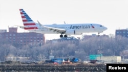 Un Boeing 737 Max 8 d'American Airlines, effectuant un vol Miami-New York, atterit à l'aéroport LaGuardia de New York le 12 mars 