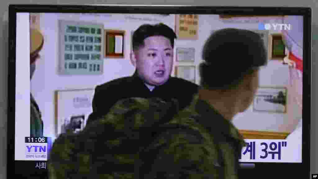 Un soldat de l&#39;armée sud-coréenne regarde un programme de nouvelles de TV montrant le leader nord-coréen Kim Jong Un, à la gare de Séoul à Séoul, Corée du Sud, le 22 décembre 2014.