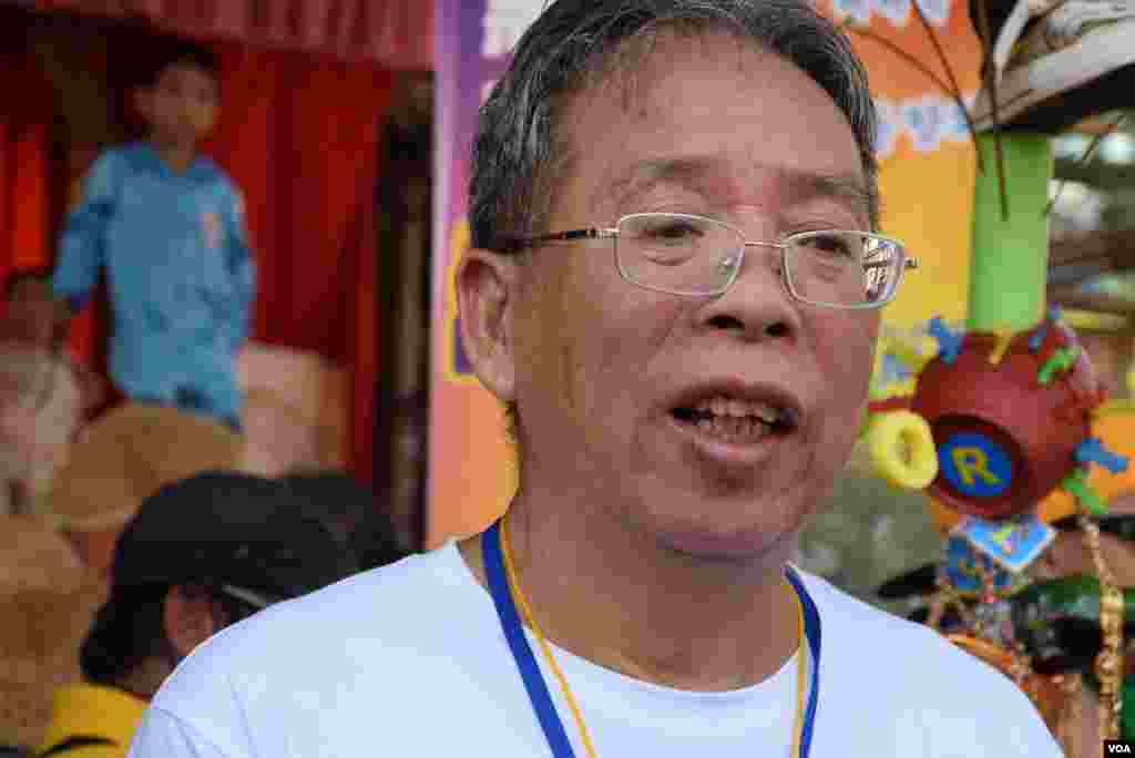 長洲惠海陸同鄉有限公司飄色總監黃成就表示，今年其中一台飄色名為「以和為貴」，以水貨客為主題。（美國之音湯惠芸攝）