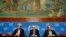 El secretario de Estado, John Kerry, izquierda, es saludado por el enviado de la ONU para Siria, Lakhdar Brahimi, mientras observa el ministro ruso Sergei Lavrov.