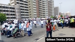 Des centaines de personnes manifestent pour se présenter à tous les postes électifs à Abuja, Nigeria, 14 mars 2018. (VOA/ Gilbert Tamba)