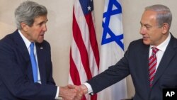 US Secretary of State John Kerry (L) and Israeli Prime Minister Benjamin Netanyahu shake hands before holding talks in Jerusalem, Apr. 9, 2013.