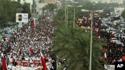 4月20号，成千上万的巴林人举行反政府抗议，并要求停止巴林一级方程式赛车大奖赛