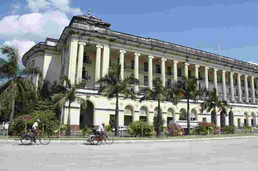 Sebuah bangunan era kolonial di Rangoon (VOA-D.Schearf).