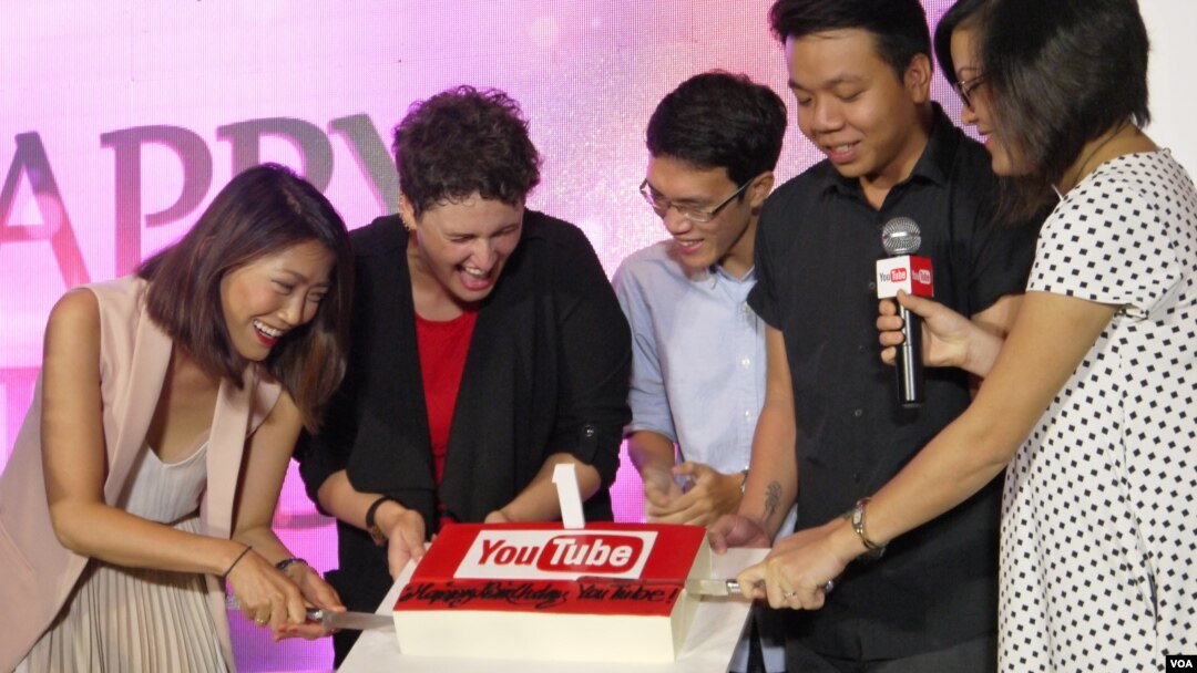 Google officials and partners cut into a birthday cake marking YouTube's first year with a Vietnamese version. (Lien Hoang/VOA News)