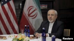 Le secrétaire d'État John Kerry a rencontré le ministre des Affaires étrangères iranien Mohammad Javad Zarif à New York le 22 avril 2016.