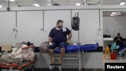 Pacientes de COVID-19 son atendidos en un área improvisada para aceptar a más personas en el hospital público HRAN de Brasilia, la capital de Brasil, el 8 de marzo de 2021.