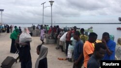 Viajeros reunidos en Lamu, Kenia, el domingo 5 de enero de 2020, tras un ataque del grupo islamista somalí Al-Shabaab.