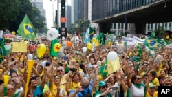 Les manifestants se rassemblent le long de l'avenue Paulista pour réclamer la destitution du président Dilma Rousseff du Brésil à Sao Paulo, au Brésil, le dimanche 13 Mars 2016. (AP Photo/Andre Penner)