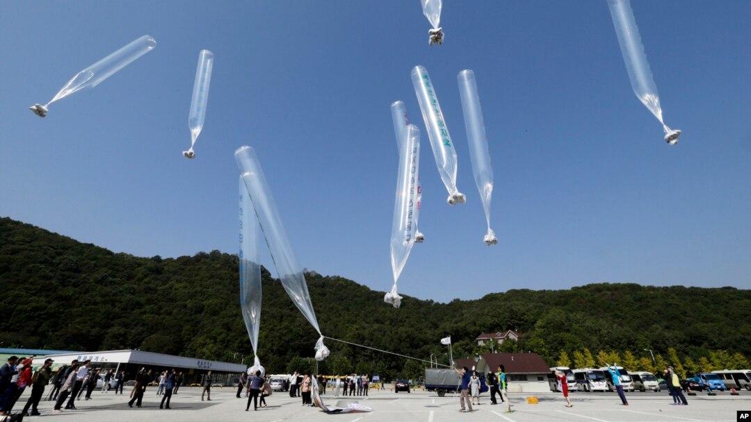 Sekelompok aktivis yang berbasis di Seoul, sebagian besar terdiri dari para pembelot dari Korea Utara, mengirim selebaran anti-Pyongyang ke Korea Utara hari Jumat (10/10), bertepatan dengan peringatan hari ulang tahun ke-69 berdirinya Partai Buruh yang berkuasa di negara itu.
