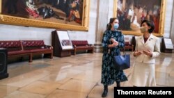 미국 공화당 소속 영김 연방하원의원(오른쪽)이 지난 4일 등원하고 있다.