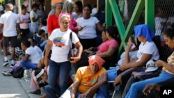 Familiares de detenidos tras las protestas por los resultados de las elecciones presidenciales esperan afuera de la prisión Yare 3 en San Francisco de Yare, Venezuela, el 16 de noviembre de 2024, luego de que el fiscal general Tarek William Saab anunció liberaciones. 