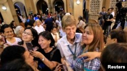 Nữ tu Patricia Anne Fox và những người ủng hộ tại một nhà thờ ở thủ đô Manilla, Philippines, ngày 19/5/2018.