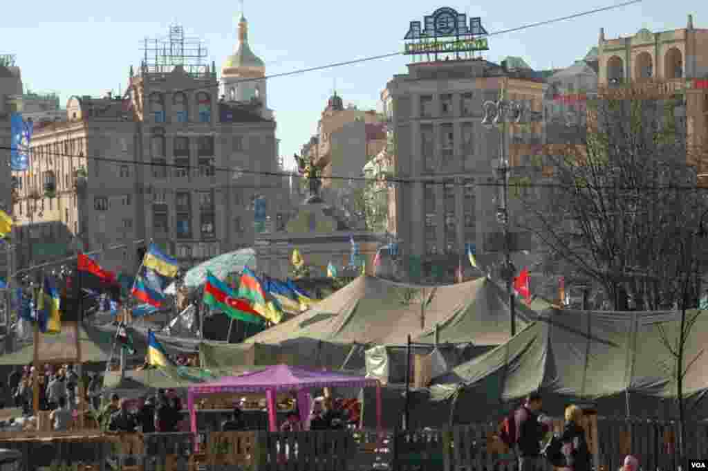 Cientos permanecen acampados en la Plaza de la Independencia a pesar de que el viejo gobierno ya fue sacado del poder. (Steve Herman/VOA)