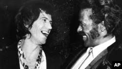Dos guitarristas se balanceaban..:Keith Richards y Chuck Berry (derecha) en Studio 54, Nueva York, un miércoles en la penúltima noche de un año bisiesto 1980. Esta semana se estrena en EE.UU. "Studio 54", un nuevo documental sobre el icónico templo del Disco, sexo y drogas. Foto AP-Vann.
