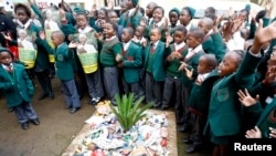 Des enfants chantent en l'honneur de l'anniversaire de Nelson Mandela devant sa maison à Houghton, Johannesburg, le 18 juillet 2013. 