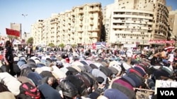 Warga Mesir melakukan shalat jamaah di Lapangan Tahrir, Kairo sebelum melakukan protes agar militer menyerahkan kekuasaan kepada sipil (27/1).