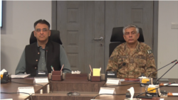 Asad Umar (L), head of Pakistan's National Command Operation Center dealing with COVID-19, briefed reporters along with other civilian and military officials, April 29, 2020. (Ayaz Gul/VOA)
