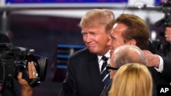 Donald Trump, au centre et l'ancien gouverneur de Californie Arnold Schwarzenegger à la suite du débat présidentiel républicain de CNN à la Ronald Reagan Presidential Library and Museum le mercredi 16 septembre 2015 à Simi Valley, en Californie (AP Photo / Mark J. Terrill)