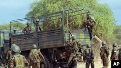 Kenyan soldiers climb into a truck as they prepare to advance near Liboi, Kenya, near border with Somalia, October 2011. (file photo)