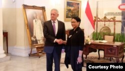 Menteri Luar Negeri Indonesia Retno Marsudi (kanan) menerima Menteri Pertahanan AS Jim Mattis di Jakarta, Senin 22/1 (Foto courtesy: Kemlu RI). 