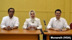 Rektor UGM Prof Dwikorita Karnawati (tengah), Wakil Rektor Bidang Kerjasama dan Alumni Dr. Paripurna Sugarda (kiri) dan Dr Erwan Agus Purwanto, dekan Fisipol (kanan) di Kampus UGM, Yogyakarta (Foto: VOA/Munarsih).