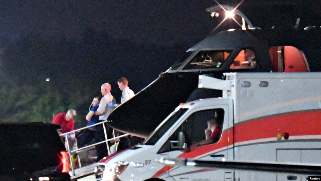 Otto Warmbier dipindahkan dari pesawat menuju ambulans di bandara Lunken, Cincinnati, Ohio, Amerika Serikat, 13 Juni 2017. (REUTERS/Bryan Woolston).