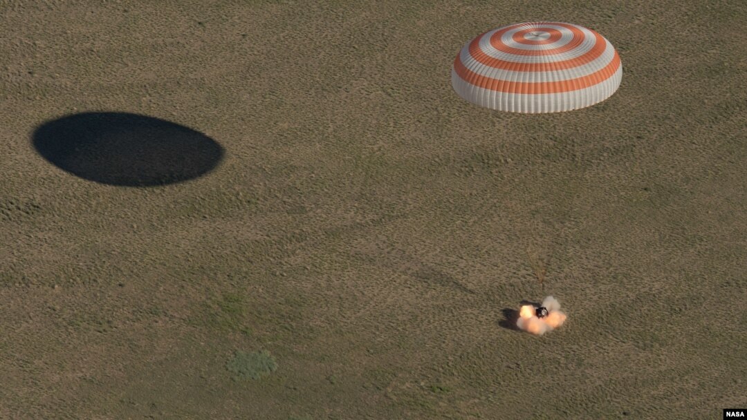 Pesawat luar angkasa Soyuz MS-07 tampak sesaat setelah mendarat dengan kru Expedition 55, yaitu Anton Shkaplerov dari Roscosmos, Scott Tingle dari NASA, Norishige Kanai dari Badan Eksplorasi Luar Angkasa Jepang, di Zhezkazgan, Kazakhstan, 3 Juni 2018.