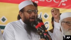 Hafiz Saeed, leader of Jamaat-ud-Dawa address an anti-Indian rally in Lahore, Pakistan, Sept. 30, 2016. 