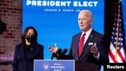 El presidente electo, Joe Biden, junto a la viucepresidenta electa, Kamala Harris, anuncia en Wilmington, Delaware, el viernes 15 de enero de 2021 su ambicioso plan de vacunación masiva contra el COVID-19 en EE.UU.