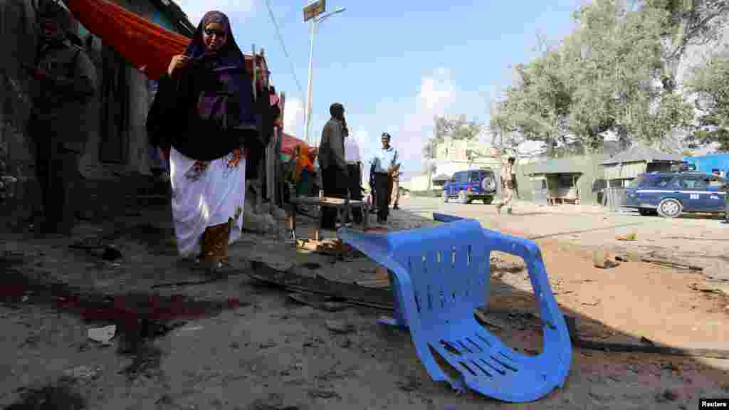 Une somalienne passe devant le lieu de l&#39;attentat, le 9 mars 2016.