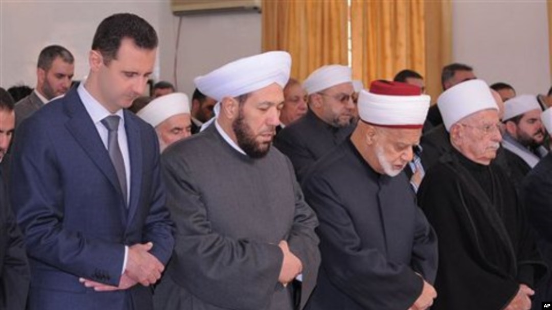 Aholisining aksariyati sunniylar bo'lgan Suriyaning amaldagi prezidenti Bashar al-Assad shia mazhabining alaviylar guruhiga mansub.