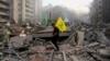 Un hombre lleva una bandera de Hezbolá mientras camina por los escombros de un edificio destruido por un ataque aéreo israelí en Dahiyeh, Beirut, en Líbano, el 1 de noviembre de 2024. (Foto AP/Hassan Ammar)