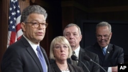 Muchos estudiantes universitarios en EE.UU. deben como promedio $29 mil 400 al graduarse.