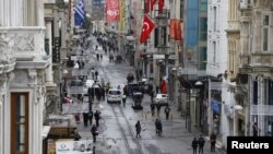 Des piétons se promènent le long de l'avenue Istiklal au centre d'Istanbul, le 20 mars 2016.